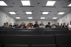Ylioppilaskunnan toukokuun kokoukseen osallistui noin 60 opiskelijaa. Syksyn kaltaista satojen opiskelijoiden ryntäystä ei tällä kertaa koettu.