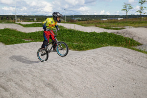 Oulavik Rauttila painaa pyöränsä yli BMX-radan sateen kostuttaminen sorakumpujen. Rata on hyvä korvaaja entiselle Onkiniemen radalle, joka joutui väistymään Rantatunnelin työmaan tieltä.