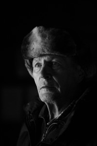 Hattuvaarassa käytiin jatkosodan viimeisiä ratkaisevia taisteluita, ja Pertti Hoskosen suvun tilalla yöpyivät sodan aikana Mauno Koivisto ja Lauri Törni. Isäa ja sedät eivät suostuneet puhumaan Pertille sodasta. Hän asuu edelleen kuihtuvassa kotikylässään. ”En usko, että Venäjä tänne nyt hyökkäisi. Eihän täällä ole enää mitään.”