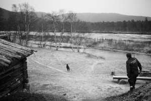 Yksi Suomen 1700 rajavartijasta partioi koirineen mäellä, jolla ukko nimeltä Raja-Jooseppi aikoinaan asusti. Suuri osa idästä tulevista turvapaikanhakijoista saapuu Suomeen tämän rajanylityspaikan kautta. Rajavartijan työ on edelleen kutsumusammatti, johon suhtaudutaan vakavuudella. Neuvostoliiton romahtamisen jälkeen erityisesti pohjoisia rajavartioasemia on vähennetty.