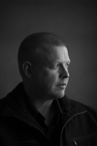 Naruska on evakkojen raivaama tukkimiesten kylä rajan tuntumassa. Siellä punainen aate eli pitkään voimakkaana. Työnteko ja työläisten oikeuksista huolehtiminen menivät katkeruuden edelle sodan jälkeen. Jarkko Sipola muistaa, miten pienenä metsässä leikkiessä saattoi kompastua neuvostosotilaan ruumiiseen. Tästä ei puhuttu kotona.