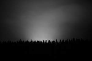 Idästä hohtavat Sallan rajanylityspaikan valot. Talvisodassa Venäjälle menetettiin ”pala kauneinta Sallaa”, kuten keskusta kirkkoineen, komeat Sallatunturit ja yhdeksän pientä kylää. Nyt Salla pyrkii vahvistamaan yhteyttaän̈ Venäjään, jotta kunta palveluineen ei katoaisi.