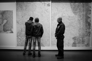 Rajan kasarmille Kuusamoon perustettiin syksyllä 2015 vastaanottokeskus, joka herättää pienessä kaupungissa ristiriitaisia tunteita. Joidenkin mielestä entisessä rajavartijoiden toimitilassa asuvat ihmiset olisi pitänyt pitää rajan takana. Yön aikana saapuneet asukkaat tutkivat rajamiesten karttaa.