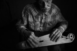 Suomen kansan myyttistä alkuperää etsittiin 1800-luvulla Suomen ulkopuolelta Vienanmeren Bjarmiasta, jonka perintö eli idän kalevalaisissa lauluissa. Jussi Huovinen Suomussalmen Hietajärvellä on Suomen viimeinen vienankarjalainen runonlaulaja. Jussi muistaa, kuinka suomalaiset avoimesti ryssittelivät rajalla asuvia karjalaisia.