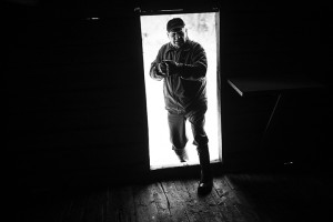 Itärajan asukkaat saivat 1940-luvulla pelätä siviilejä surmanneiden neuvostopartisaanien hyökkäyksiä. Eräänä aamuna partisaani astui kynnyksen yli ja ampui kuhmolaisen Veikko Juntusen isän, äidin ja veljen hänen ympärilleen aitan lattialle, jossa he olivat nukkuneet. Veikossa ja aitassa asuu suru, mutta ei katkeruus.