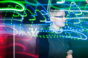 Nina Rosendahl on lauantai-illan pyörteessä Mixein tanssilattialla. Yökerhossa on vielä puolenyön aikaan runsaasti tilaa, mutta aamuyötä kohden se täyttyy tanssijoista.