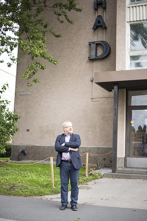 Vuonna 1960 avattu Vanha Domus on tamperelaisen opiskelija-asumisen klassikko. Opiskelija-asuntosäätiöitä on välillä moitittu markkinahäiriköiksi. Säätiöpohjaisuus, valtion rahoitus ja tuettu opiskelijoiden vuokranmaksu ovat herättäneet närää. Nykyään Toas toimii pitkälti samaan tapaan kuin yksityiset yritykset.