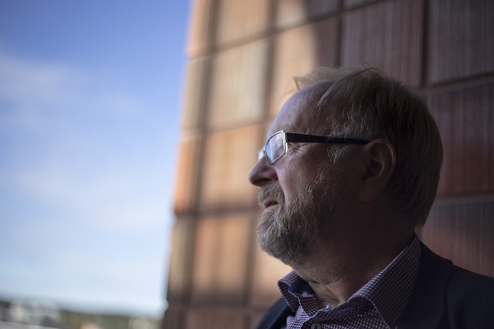 lehto_parvekkeella_vaaka-tiiliseinaimg_4822