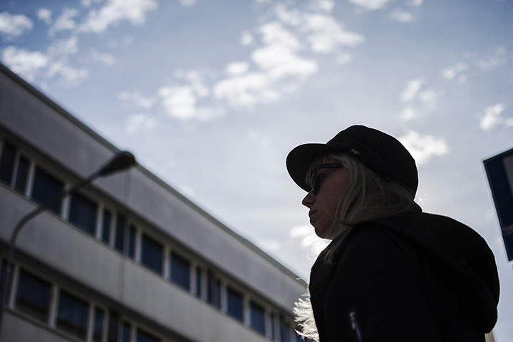 Sonja Lampinen on ollut mukana anarkistitoiminnassa muutaman vuoden. Hänen mukaansa anarkistinen toiminta perustuu omatoimisuuteen. Järjestö voi tarjota tuen ja tarpeistoa, mutta jokaisen omalle vastuulle jää suunnitelmien käytännön toteutus.